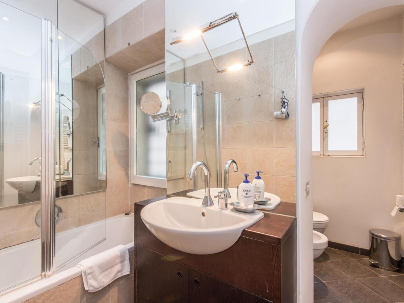 Spacious 2br In The Historic Center Roma